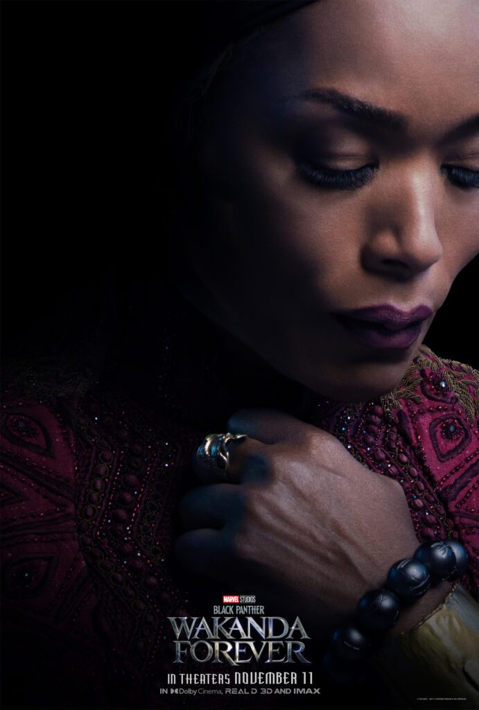 Angela Bassett em cartaz do filme Pantera Negra: Wakanda para Sempre