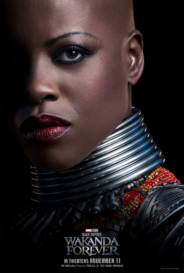 Florence Kasumba em cartaz do filme Pantera Negra: Wakanda para Sempre